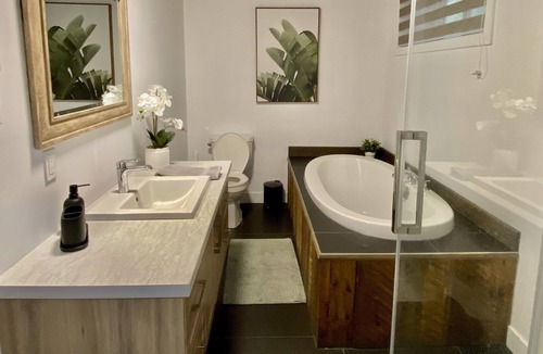 Notre-Dame-de-Pontmain Cottage | Mimozä: Contemporary, Beach & Hot Tub