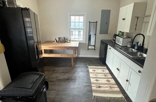 Arjay House | Min. to Laurel Cove, LMU & Union, & Bell Theater