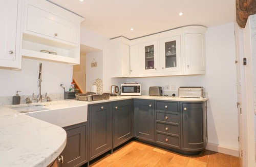 Edern Cottage | MIN Y MOR - MORFA NEFYN, pet friendly, with open fire in Morfa Nefyn