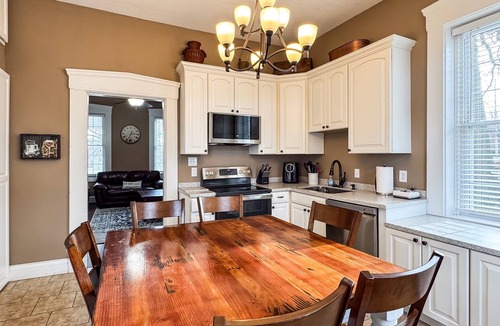 Washington House | Mini Aussie | Dog-friendly, Fire pit, Fenced yard