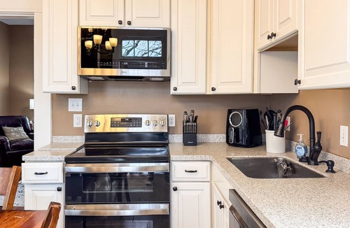 Washington House | Mini Aussie | Dog-friendly, Fire pit, Fenced yard