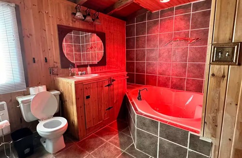 Sainte-Marthe-sur-le-Lac Ski Chalet | Mini-Chalet by IG: @13lacksheep