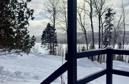 Pohenegamook House | Mini-chalet intime, votre escapade d’été au lac