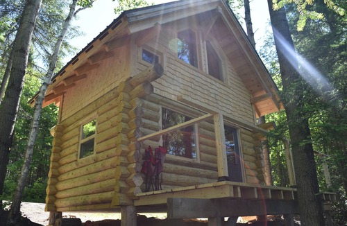 La Baie Cabin | Mini chalet Le Tourne-Bille, authentic log construction.