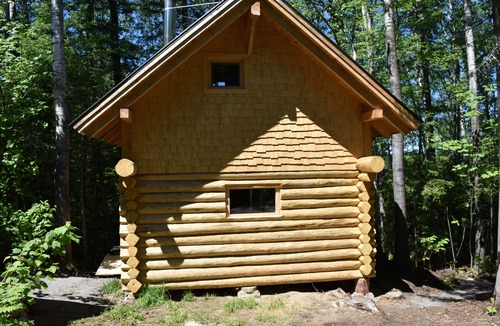La Baie Cabin | Mini chalet Le Tourne-Bille, authentic log construction.
