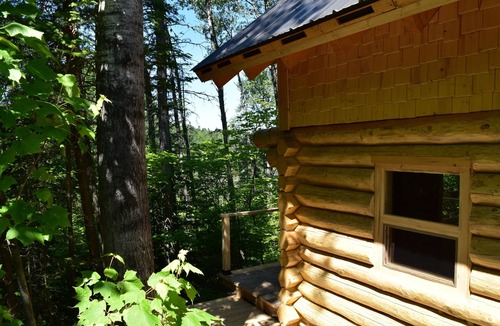 La Baie Cabin | Mini chalet Le Tourne-Bille, authentic log construction.