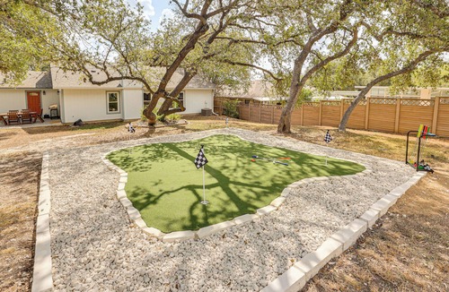West San Antonio House | Mini Golf, Arcade & Fire Pit! San Antonio Home