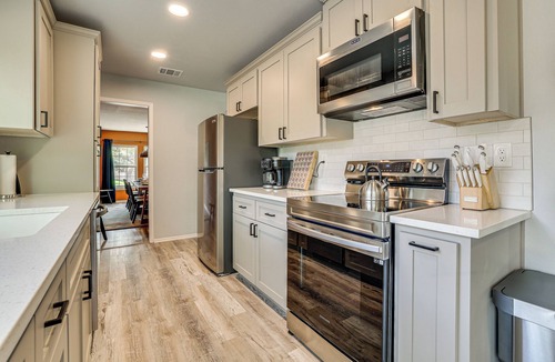 West San Antonio Cottage | Mini Golf, Arcade & Fire Pit! San Antonio Home