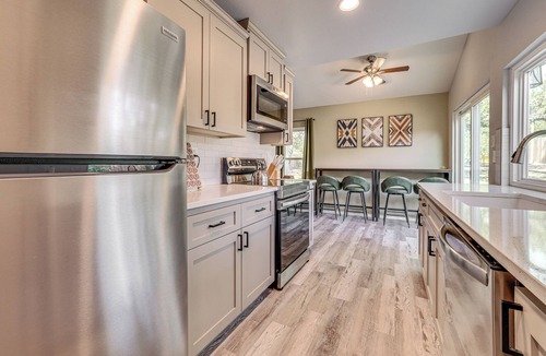 West San Antonio Cottage | Mini Golf, Arcade & Fire Pit! San Antonio Home