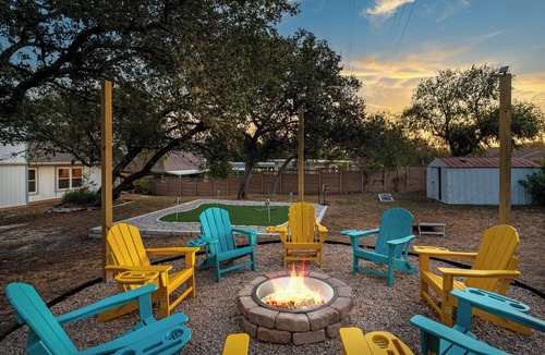 West San Antonio Cottage | Mini Golf, Arcade & Fire Pit! San Antonio Home