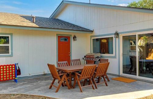 West San Antonio House | Mini Golf, Arcade & Fire Pit! San Antonio Home