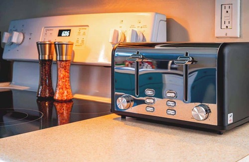 Lupton City House | Mini Golf | Firepit | VR Games | Live Moss Wall!