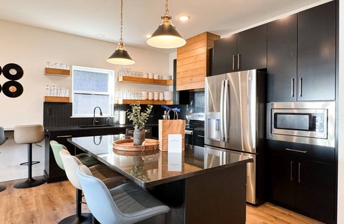 Hollister House | Mini Legends | Hot tub, Lake view, Theatre, Pool table, Dog-friendly
