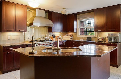Albany House | Mini Mansion newly furnished with Italian furniture 8kslim televisions all rooms