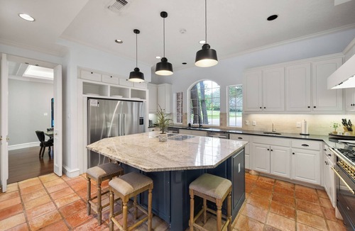 Waxahachie House | Mini Mansion with Pool, Hot Tub, Decking Overlooking Pond & Games - WEDDINGS