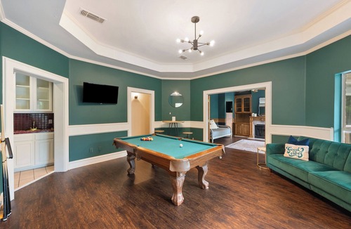 Waxahachie House | Mini Mansion with Pool, Hot Tub, Decking Overlooking Pond & Games - WEDDINGS