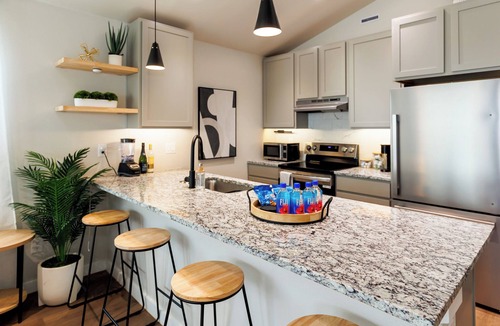 Lubbock House | Mini Oasis—Hot tub Fire Pit Bar+Lounge