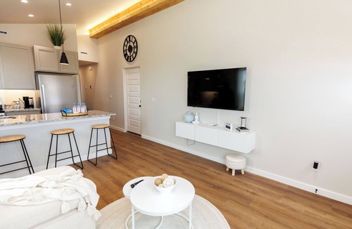 Lubbock House | Mini Oasis—Hot tub Fire Pit Bar+Lounge