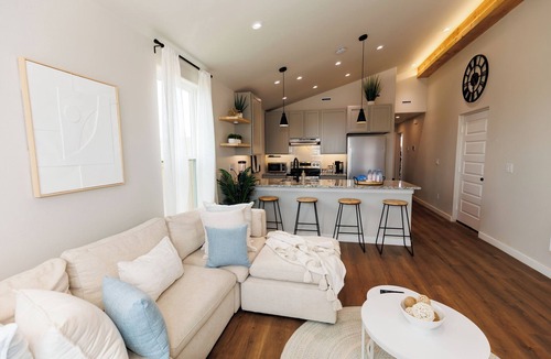 Lubbock House | Mini Oasis—Hot tub Fire Pit Bar+Lounge
