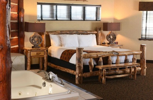 Onalaska Hotel | Mini Premier Suite w/Heated Pool & Breakfast | 4mi to Lake Onalaska
