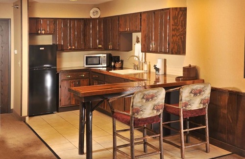 Onalaska Hotel | Mini Premier Suite w/Heated Pool & Breakfast | 4mi to Lake Onalaska