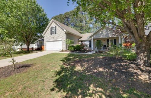 Simpsonville House | Mini Putting Green & Fire Pit: Simpsonville Gem