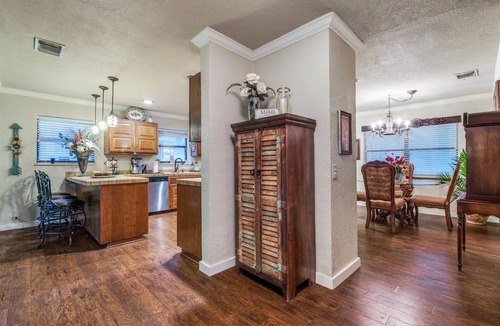 San Antonio House | Mini Resort In SA, 3 Master Suites w Heated Pool, big screen & outdoor kitchen