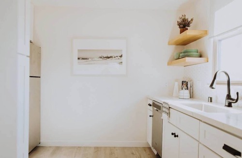 Olde Solana Beach Apartment | Minimalist, High End Design - Solana Surf Loft