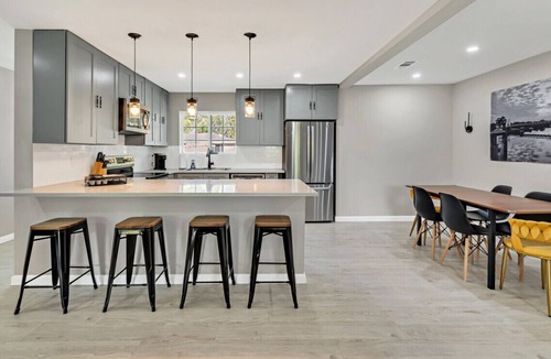 Hewitt House | Minimalist Manor | Large yard | 15 min to Magnolia