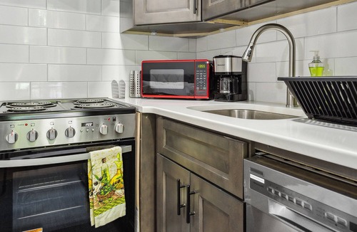 Harlem Apartment | Minimalist Queen Studio Central Park Columbia Uni