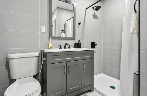 Harlem Apartment | Minimalist Queen Studio Central Park Columbia Uni