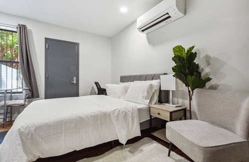 Harlem Apartment | Minimalist Queen Studio Central Park Columbia Uni