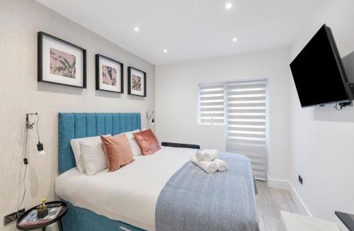 Park Royal Apartment | Minimalist Studio Bliss with Refreshing Ambiance