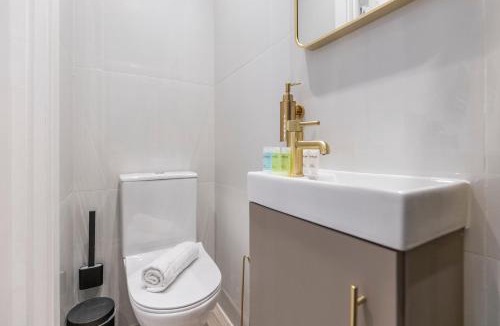 Park Royal Apartment | Minimalist Studio Bliss with Refreshing Ambiance