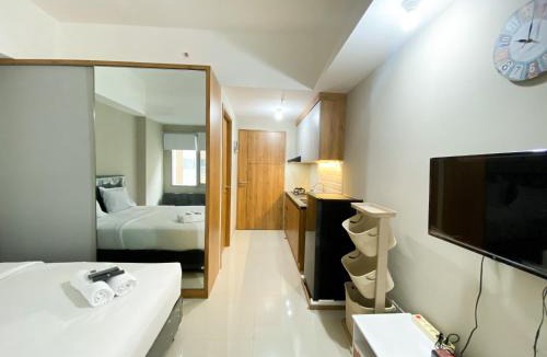 Duren Sawit Apartment | Minimalist Studio Room Gateway Park LRT City Jatibening Apartment By Travelio