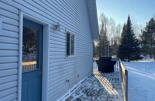 Neebing Cottage | Mink Mountain Chickadee lakefront house with hot tub. Pet friendly.