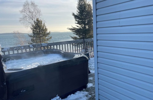 Neebing Cottage | Mink Mountain Chickadee lakefront house with hot tub. Pet friendly.