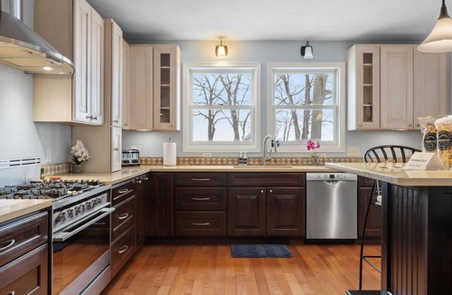Navarre House | MINNeSTAY* Minnetonka Dream