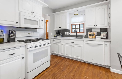 Cleveland House | MINNeSTAY* Parkway Cottage