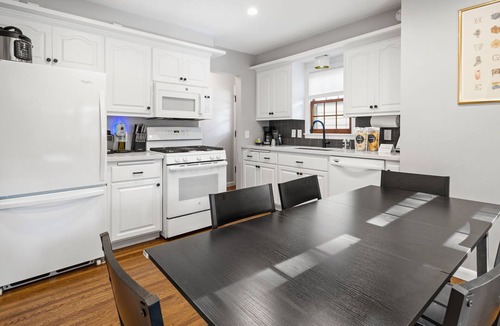 Cleveland House | MINNeSTAY* Parkway Cottage