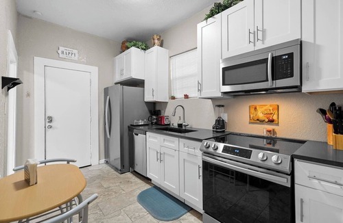 Near East Side House | *Mins 2 Alamo Ranch Hospital & River Center Mall *