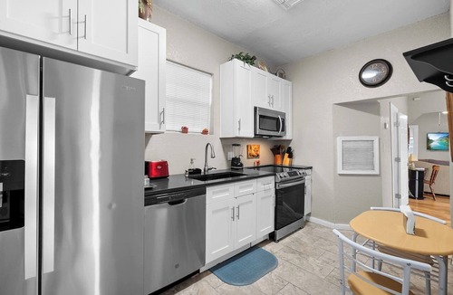 Near East Side House | *Mins 2 Alamo Ranch Hospital & River Center Mall *