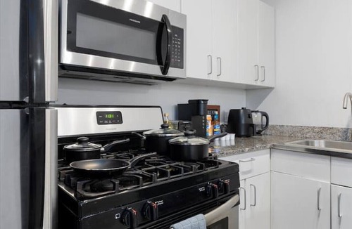 Hyde Park Apartment | Mins 2 Downtown ~ King Bed ~ Private Stays