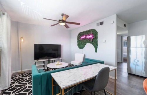 Hyde Park Apartment | Mins 2 Downtown ~ King Bed ~ Private Stays