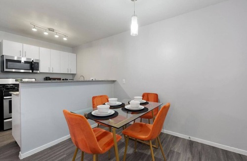 Hyde Park Apartment | Mins 2 Downtown ~ King Bed ~ Private Stays