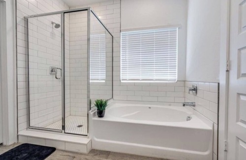 West Dallas House | Mins from Downtown, Cool Indoor Games Work Space