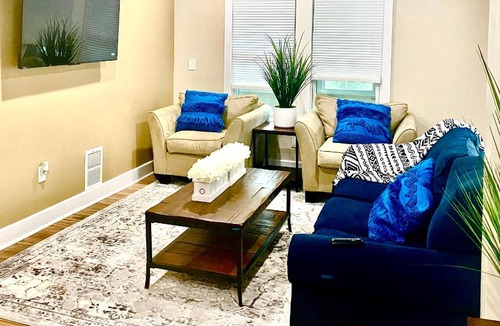 Springfield Apartment | MIns from MGM and Museums