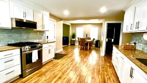Springfield Apartment | MIns from MGM and Museums