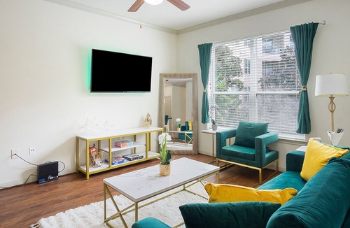 South Main Apartment | MINS FROM NRG Stadium & Medical Center