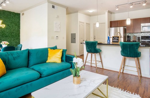 South Main Apartment | MINS FROM NRG Stadium & Medical Center